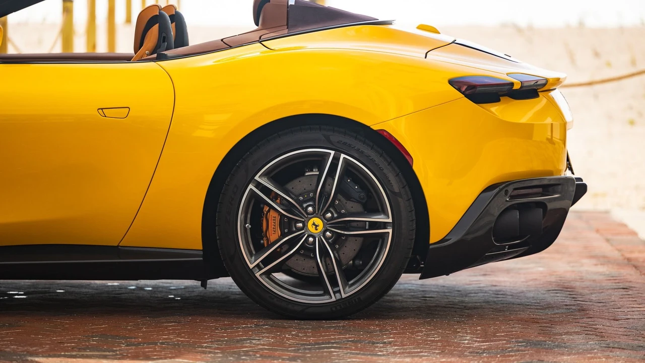 2024 Ferrari Roma Spider - Image 29 of 31
