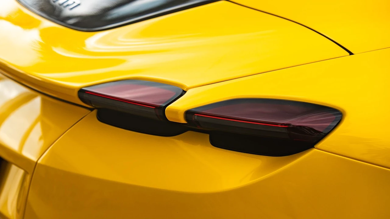 2024 Ferrari Roma Spider - Image 26 of 31