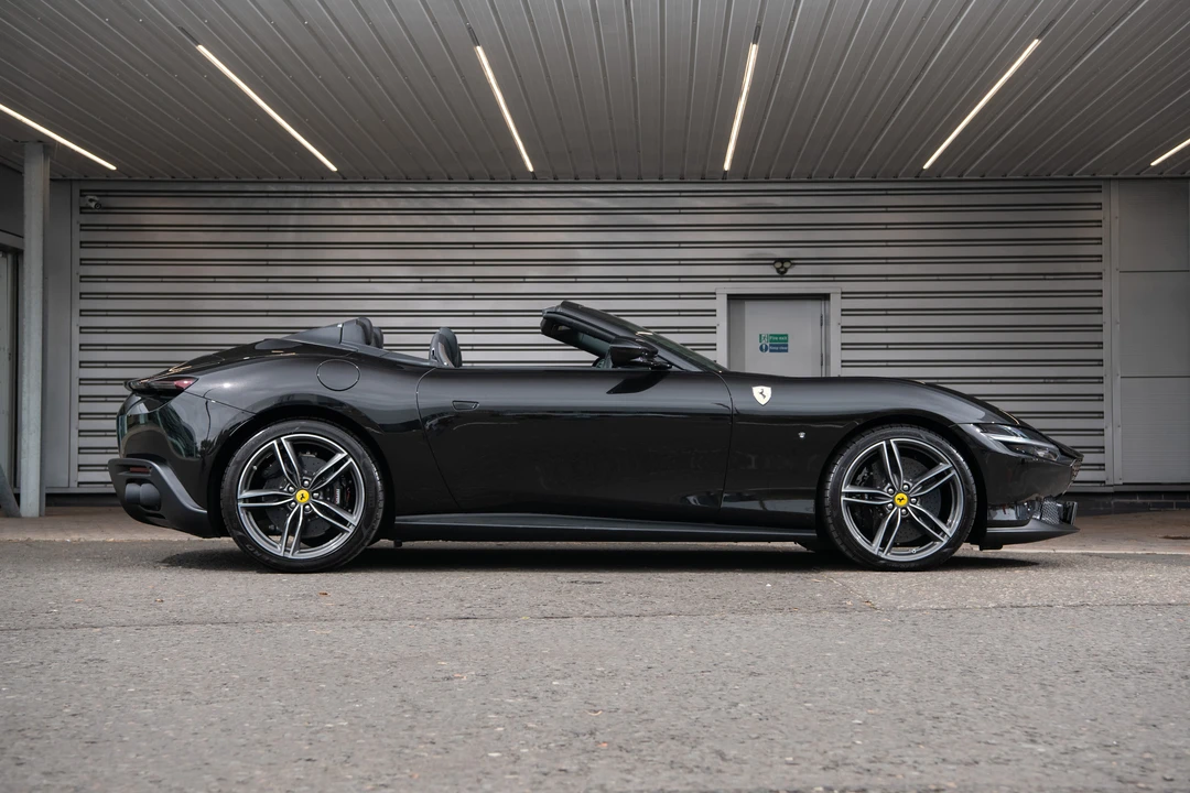 2024 Ferrari Roma Spider - Image 12 of 31