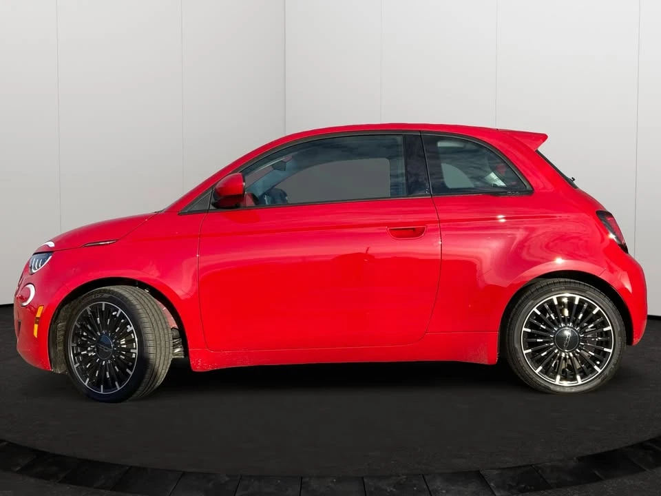 2024 Fiat 500e - Image 2 of 19