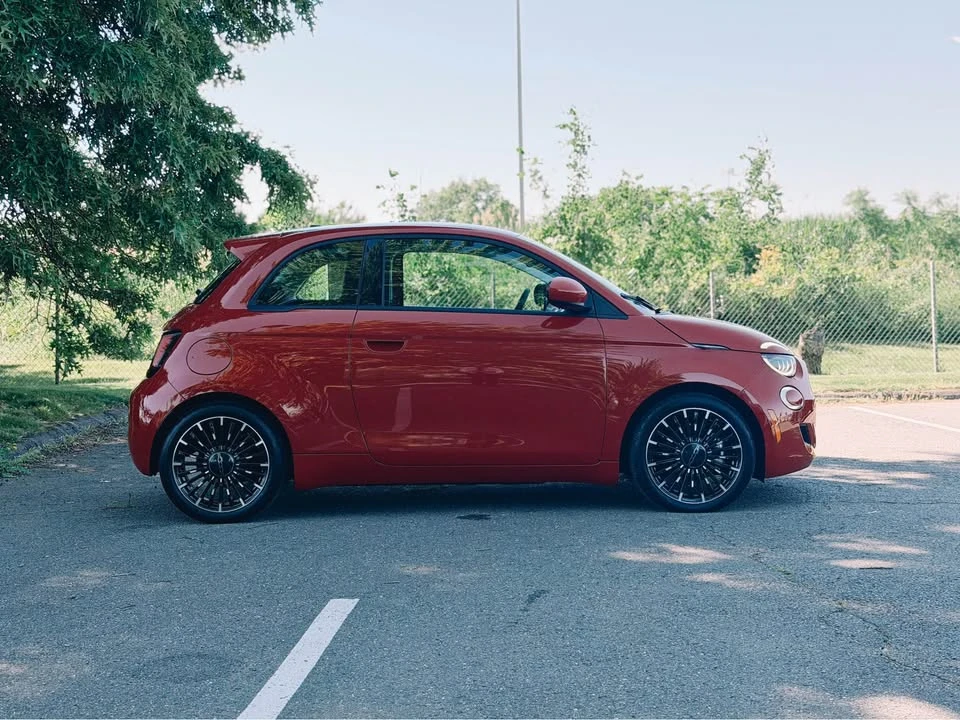 2024 Fiat 500e - Image 3 of 11