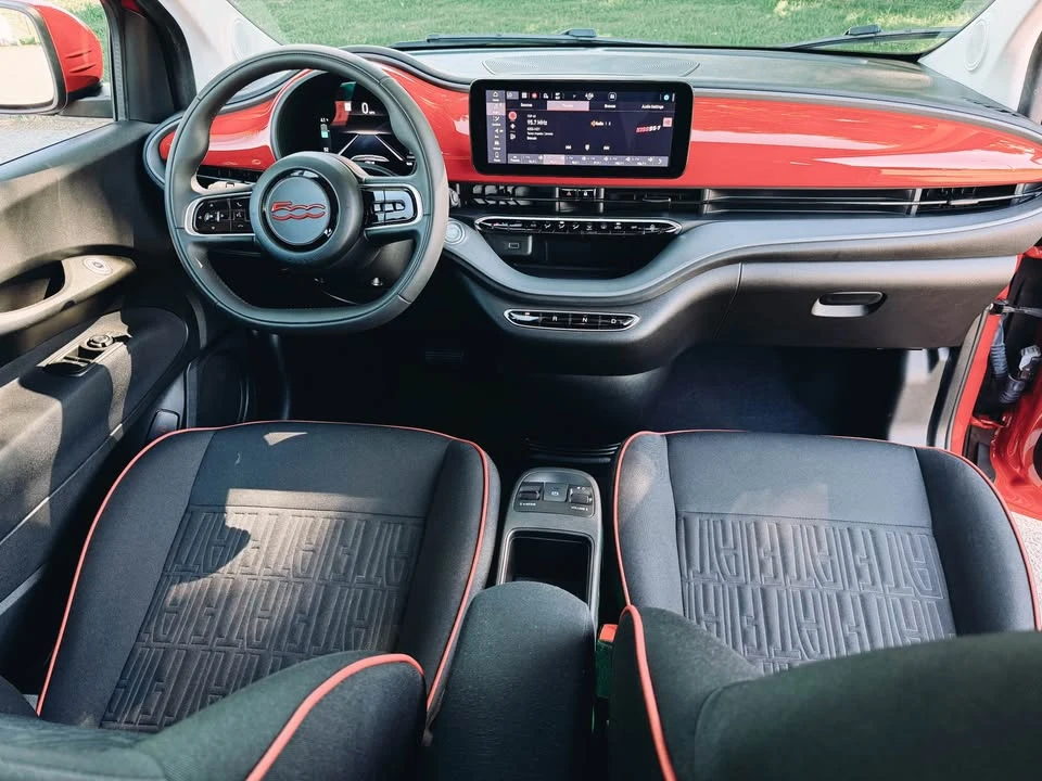 2024 Fiat 500e - Image 8 of 11
