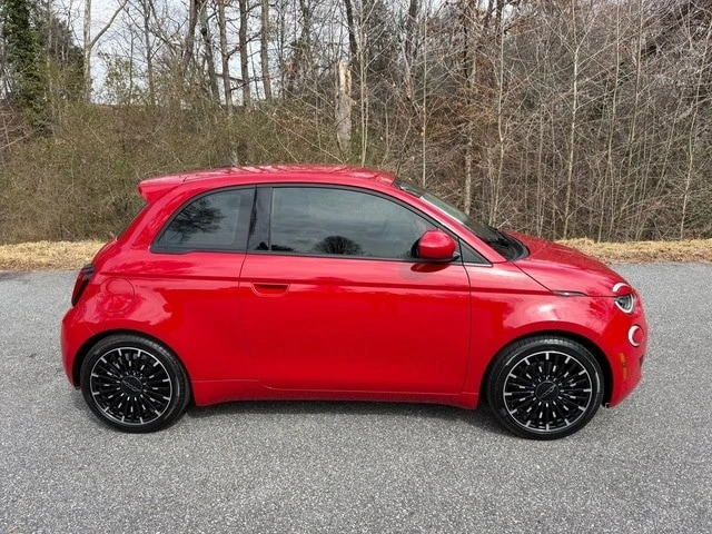 2024 Fiat 500e - Image 5 of 21