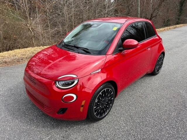2024 Fiat 500e - Image 2 of 12