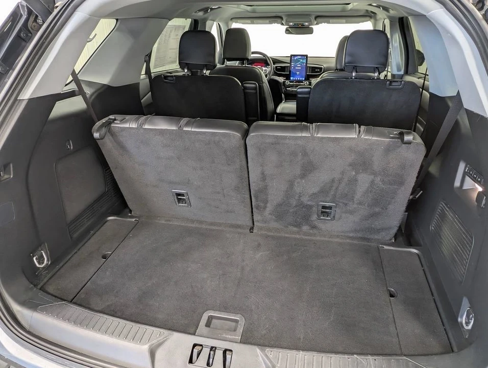 2024 Ford Explorer 6th Gen - Image 21 of 31