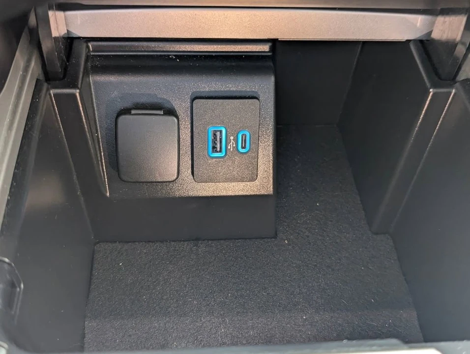 2024 Ford Explorer 6th Gen - Image 9 of 31