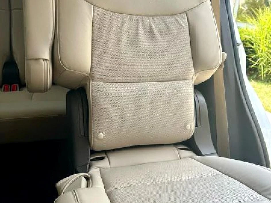 2024 Ford Explorer 6th Gen - Image 29 of 31