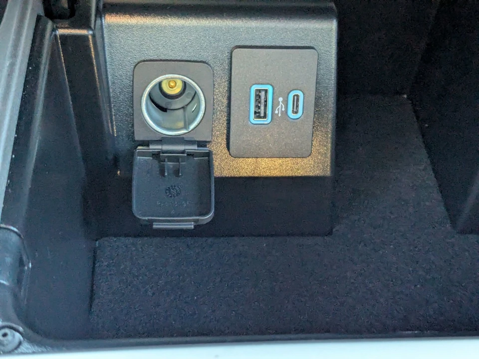 2024 Ford Explorer 6th Gen - Image 28 of 31