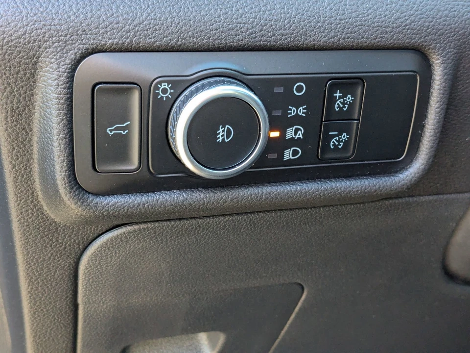 2024 Ford Explorer 6th Gen - Image 19 of 31