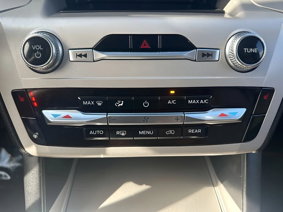 2024 Ford Explorer 6th Gen - Image 19 of 31