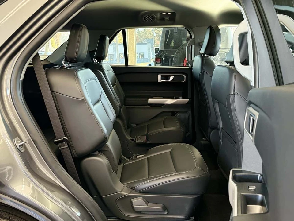 2024 Ford Explorer 6th Gen - Image 26 of 31