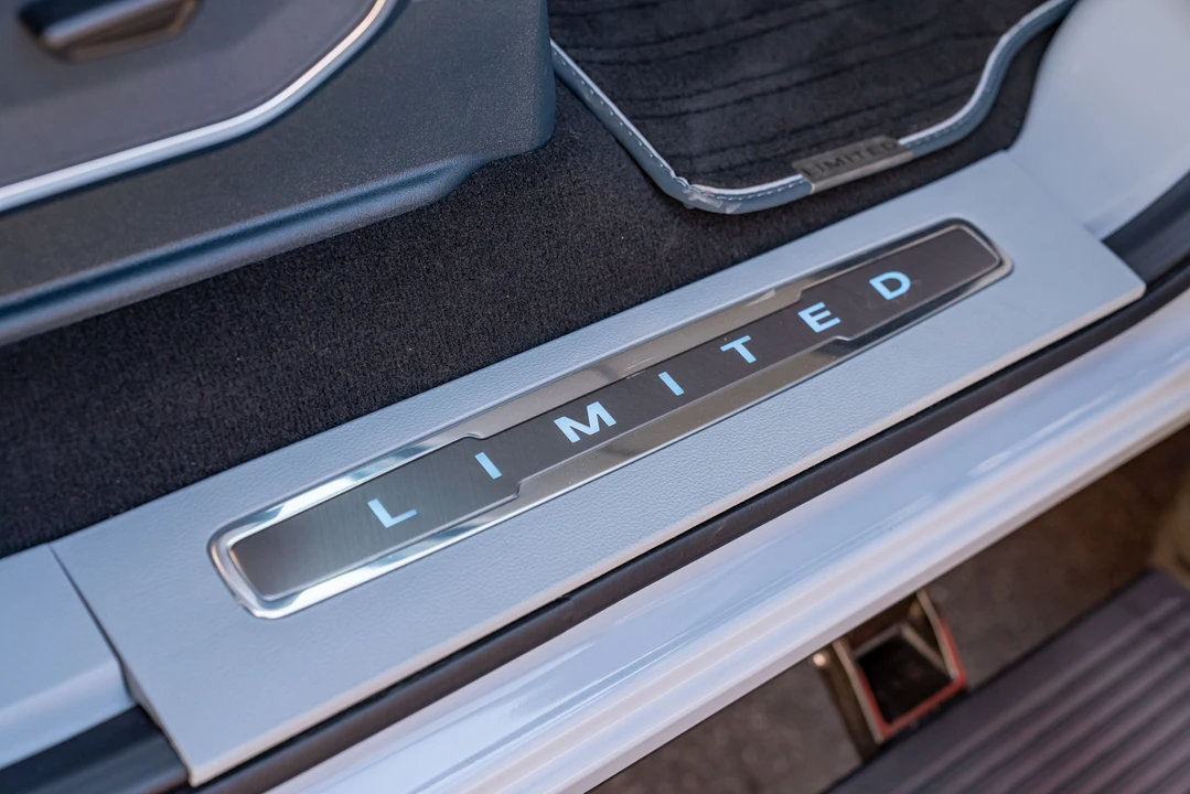 2024 Ford Super Duty 5th Gen - Image 14 of 31