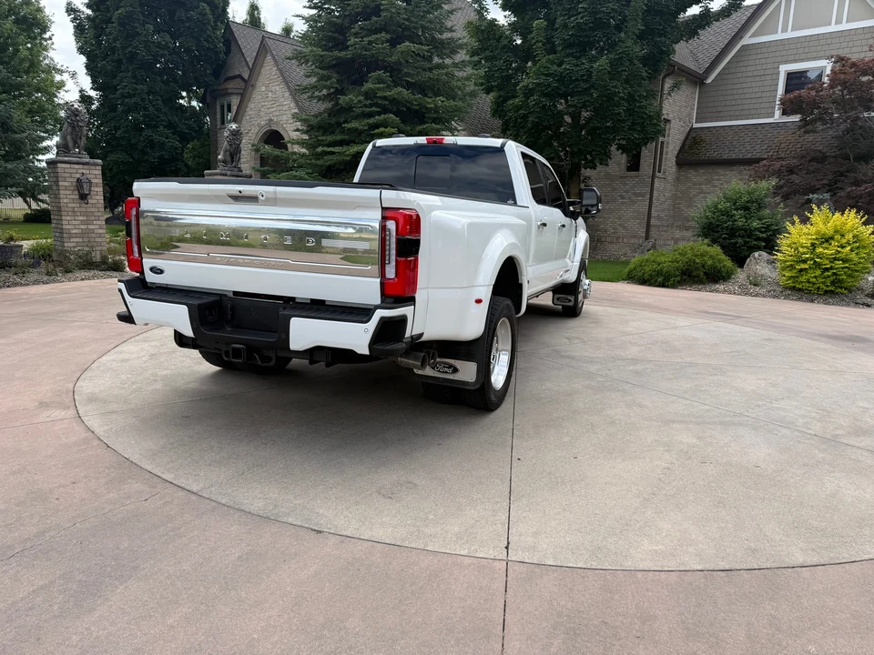 2024 Ford Super Duty 5th Gen - Image 15 of 31