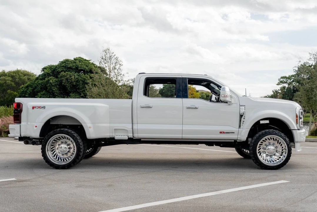 2024 Ford Super Duty 5th Gen - Image 9 of 31