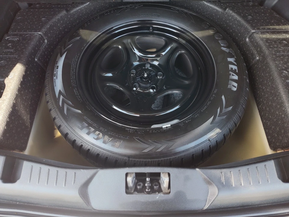 2024 Ford Explorer 6th Gen - Image 19 of 21