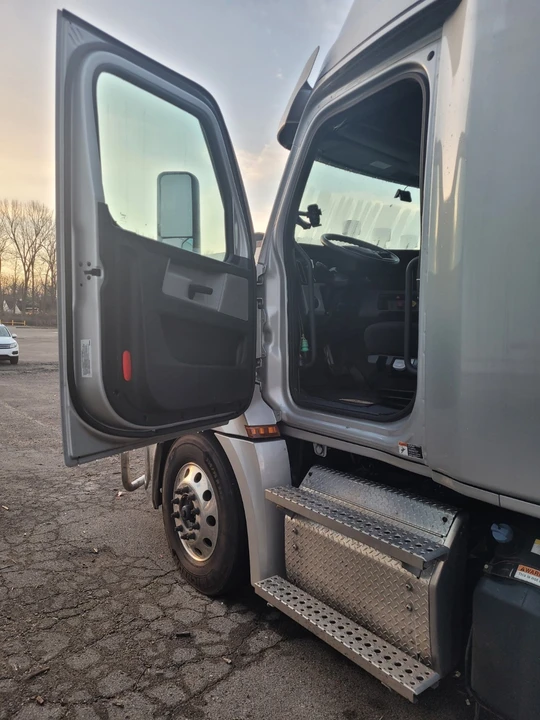 2024 Freightliner - Image 4 of 17