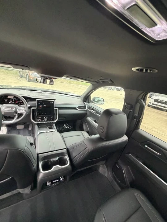 2024 GMC Acadia - Image 15 of 20