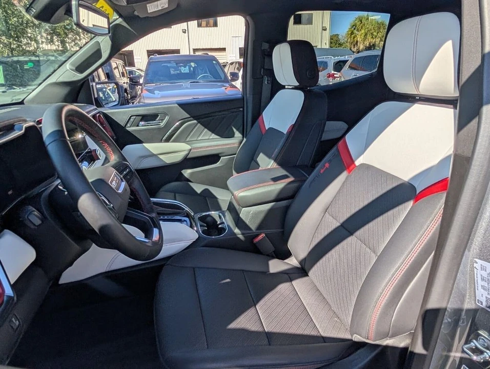 2024 GMC Canyon 2nd Gen - Image 11 of 12