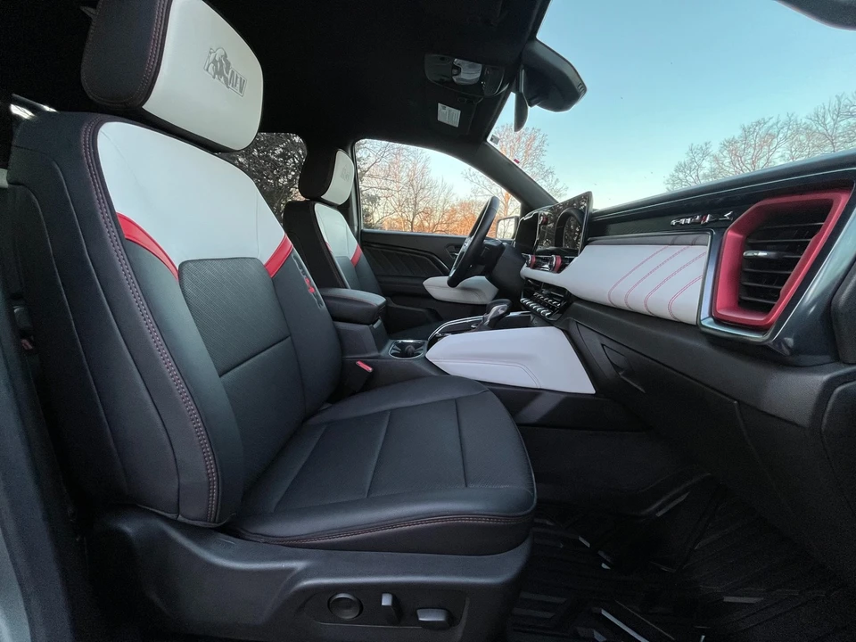 2024 GMC Canyon 2nd Gen - Image 16 of 21