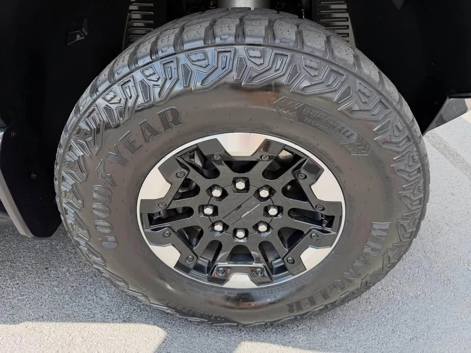 2024 GMC Hummer EV - Image 17 of 17