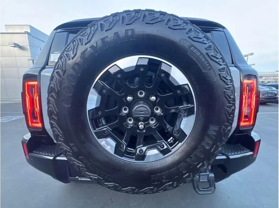 2024 GMC Hummer EV - Image 17 of 18
