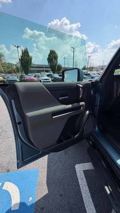 2024 GMC Hummer EV - Image 9 of 16