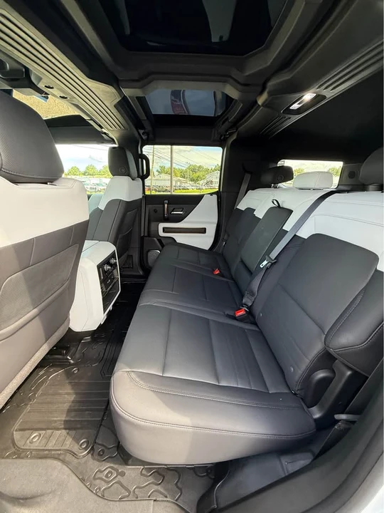 2024 GMC Hummer EV - Image 7 of 8