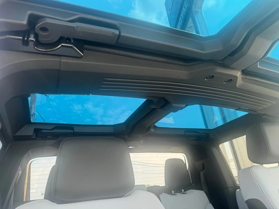 2024 GMC Hummer EV - Image 10 of 17