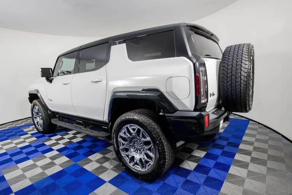 2024 GMC Hummer EV - Image 5 of 8
