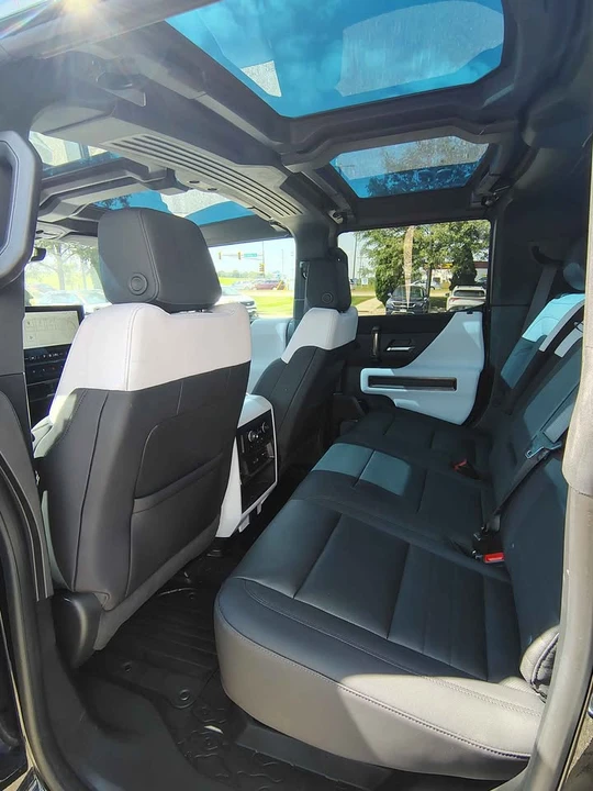 2024 GMC Hummer EV - Image 17 of 20
