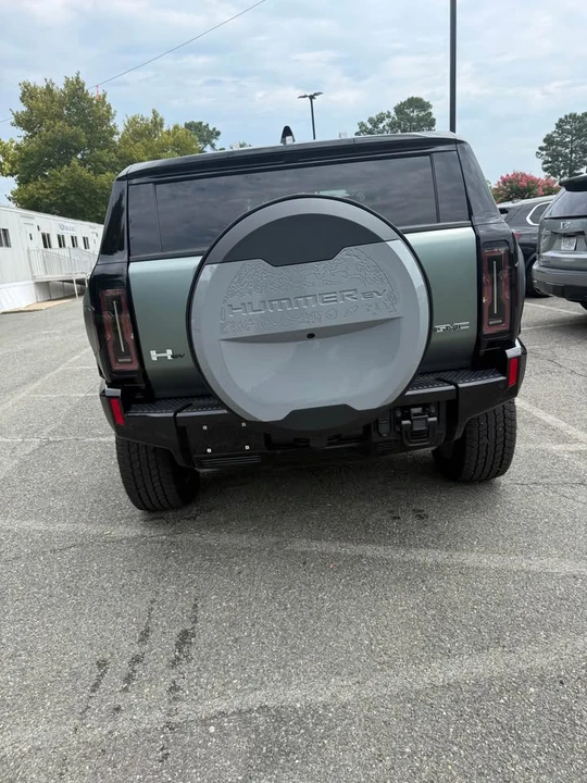 2024 GMC Hummer EV - Image 8 of 12