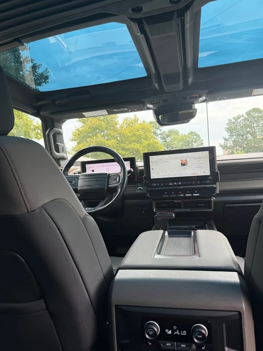 2024 GMC Hummer EV - Image 10 of 12