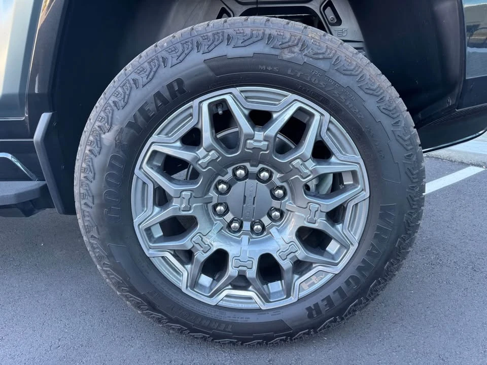 2024 GMC Hummer EV - Image 16 of 19