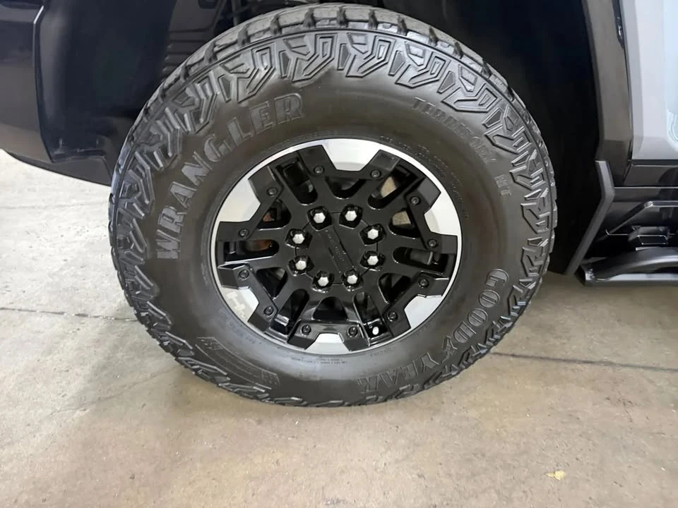2024 GMC Hummer EV - Image 16 of 20