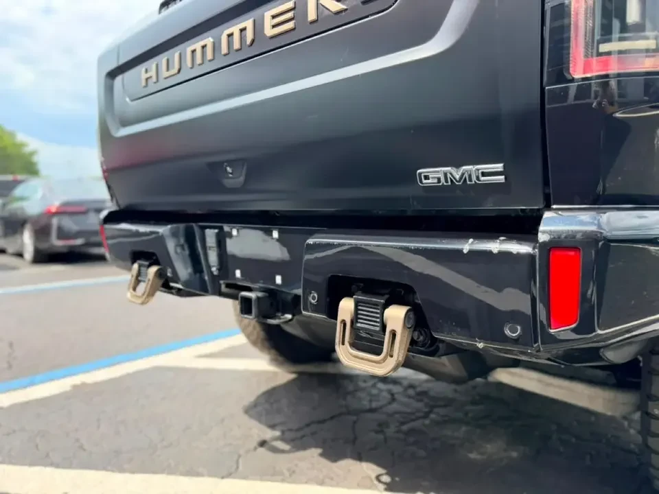2024 GMC Hummer EV - Image 11 of 19