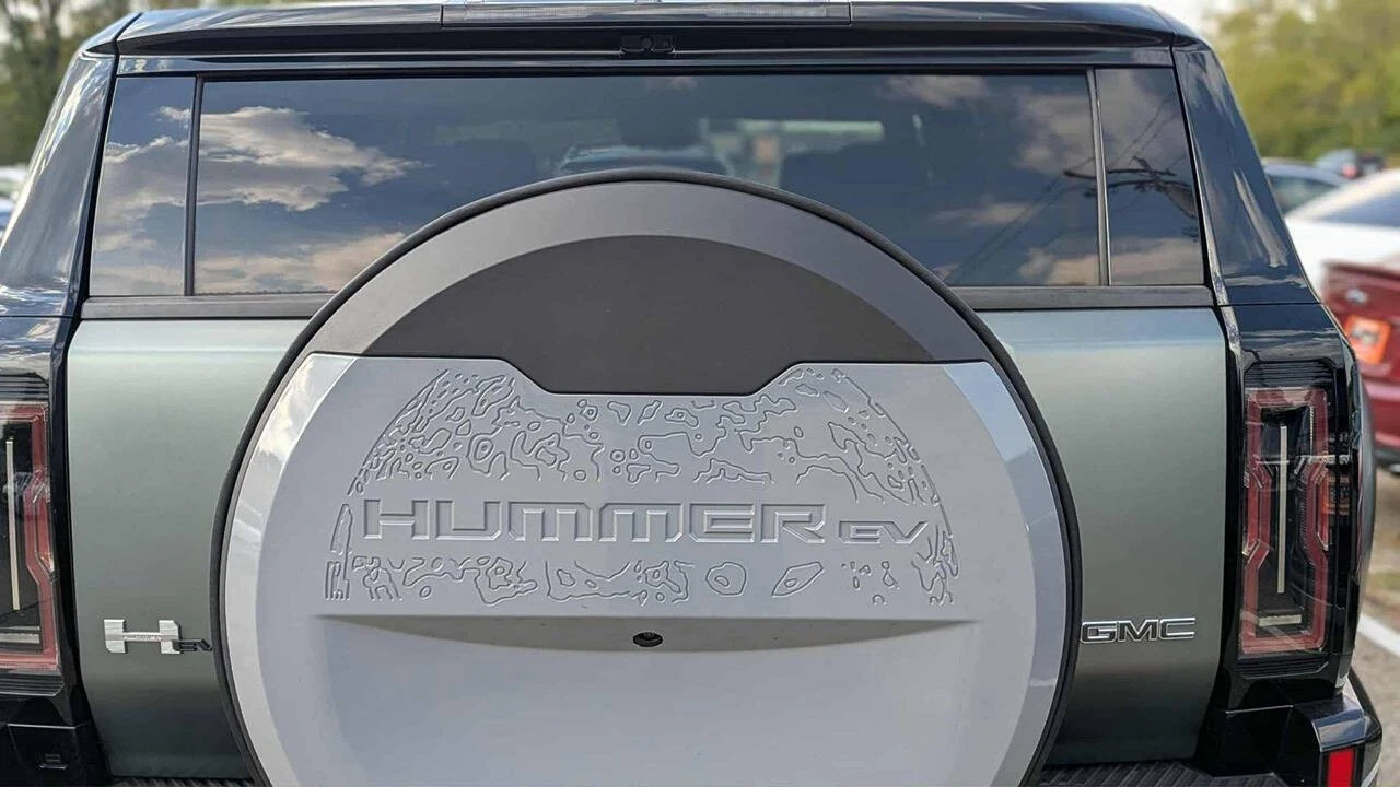 2024 GMC Hummer EV - Image 7 of 8