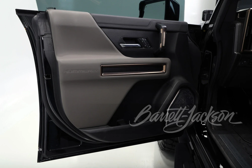 2024 GMC Hummer EV - Image 12 of 31