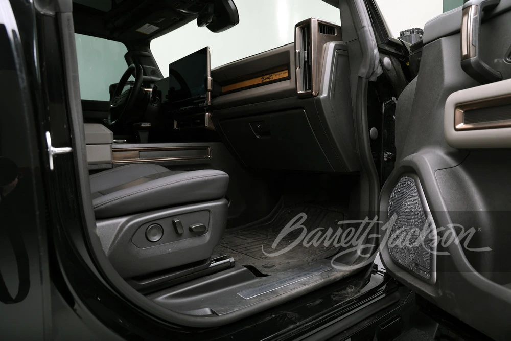 2024 GMC Hummer EV - Image 17 of 31