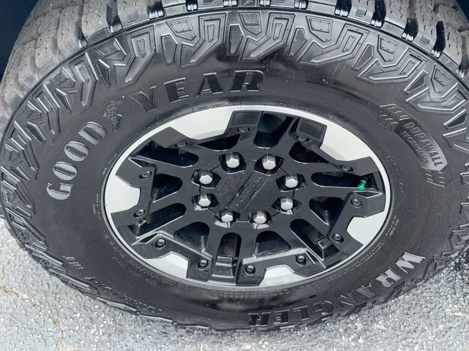 2024 GMC Hummer EV - Image 11 of 20