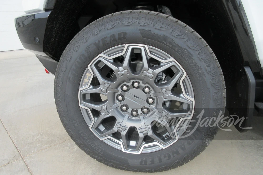 2024 GMC Hummer EV - Image 16 of 26