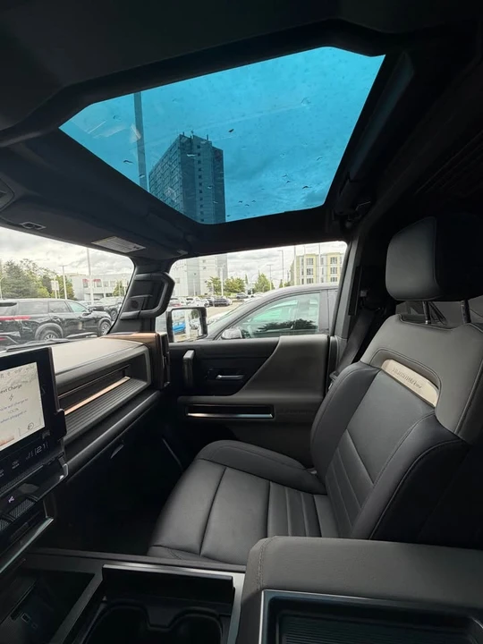 2024 GMC Hummer EV - Image 10 of 19