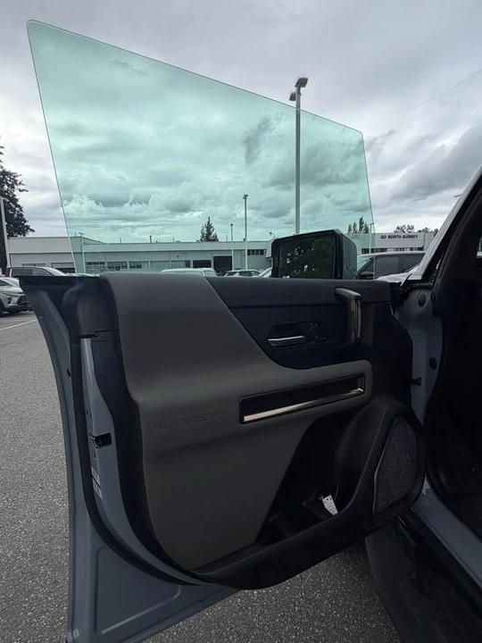 2024 GMC Hummer EV - Image 16 of 19