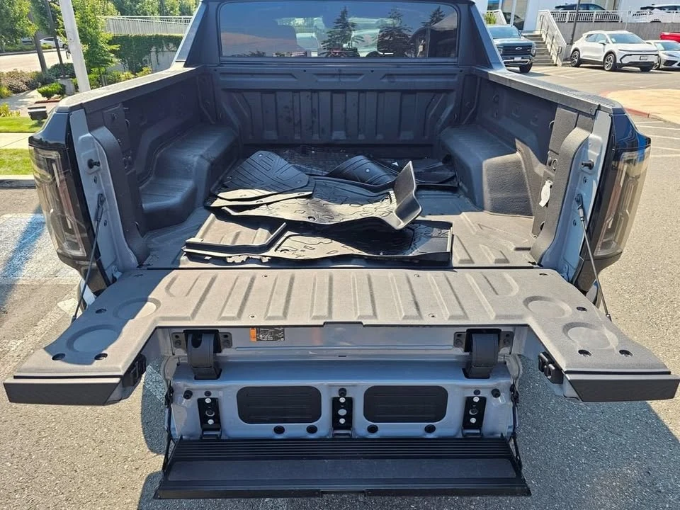 2024 GMC Hummer EV - Image 10 of 16
