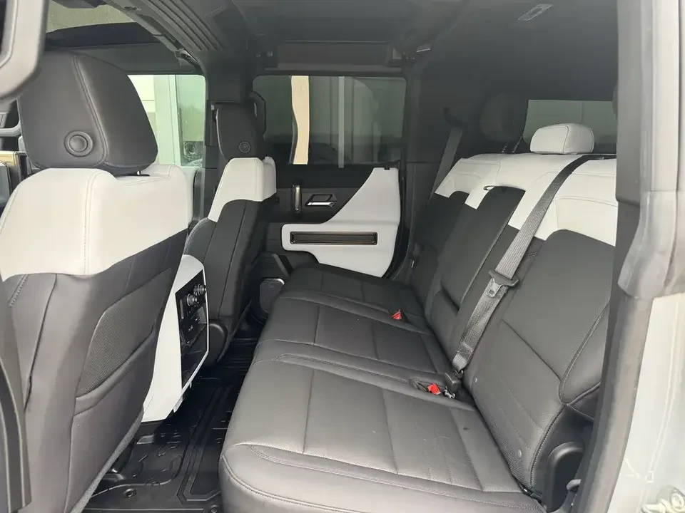 2024 GMC Hummer EV - Image 9 of 10