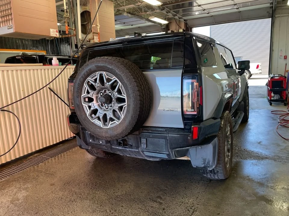2024 GMC Hummer EV - Image 11 of 20