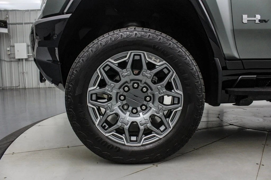 2024 GMC Hummer EV - Image 12 of 21