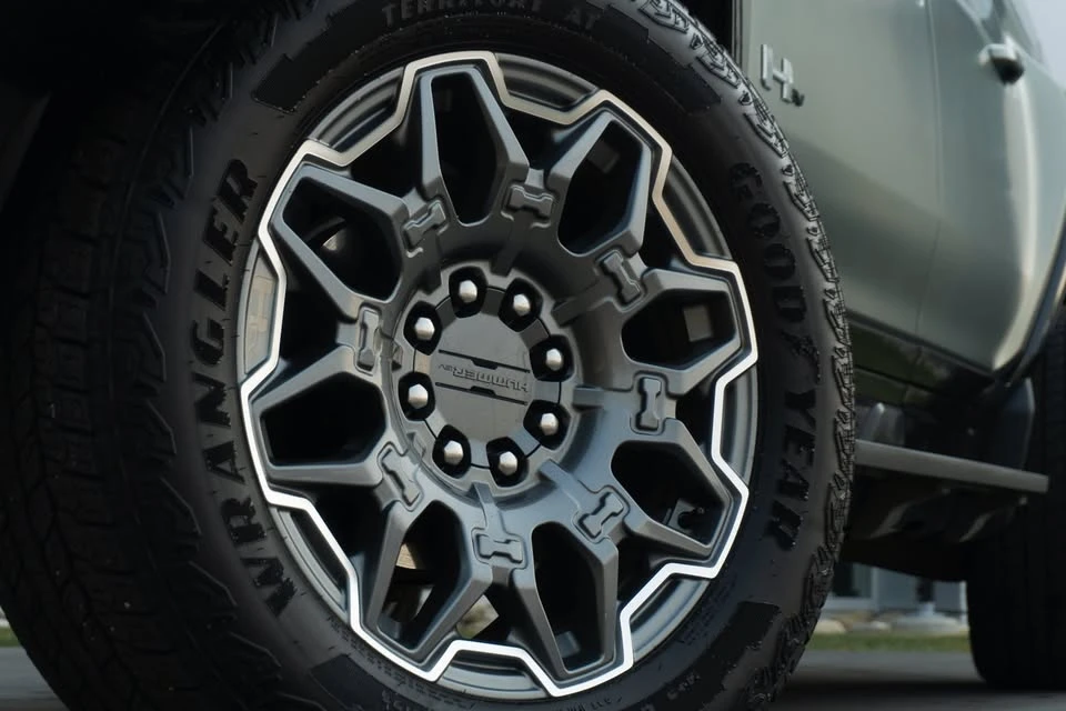 2024 GMC Hummer EV - Image 8 of 20
