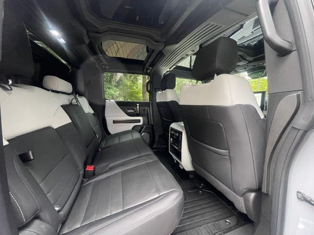2024 GMC Hummer EV - Image 17 of 20