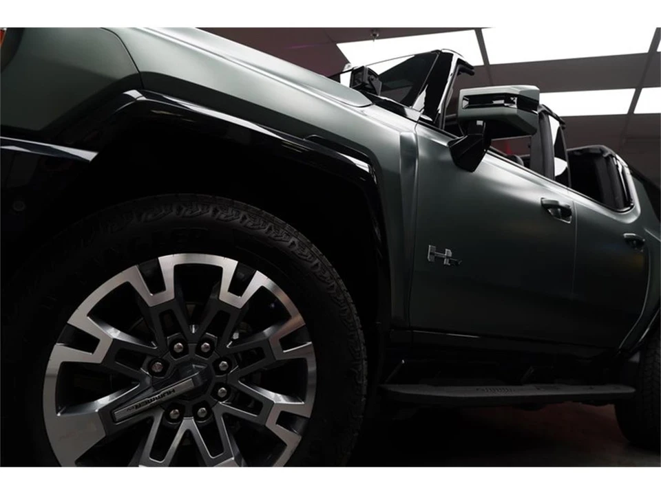 2024 GMC Hummer EV - Image 12 of 31