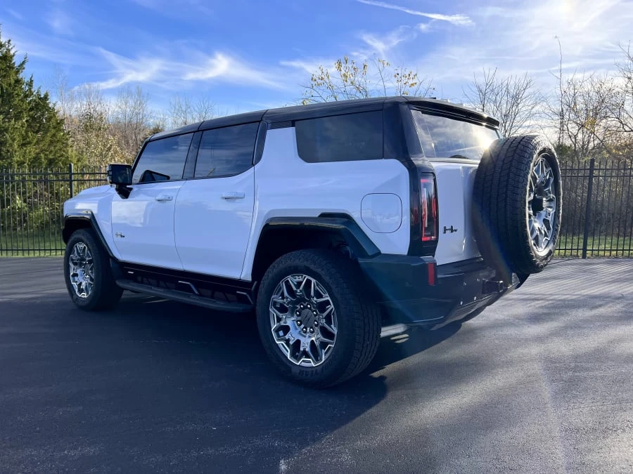 2024 GMC Hummer EV - Image 10 of 31